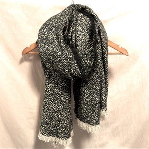 Black and White cozy scarf